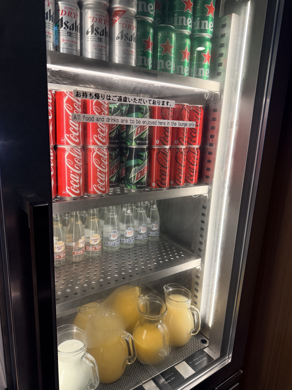 エグゼクティブラウンジのドリンク冷蔵庫