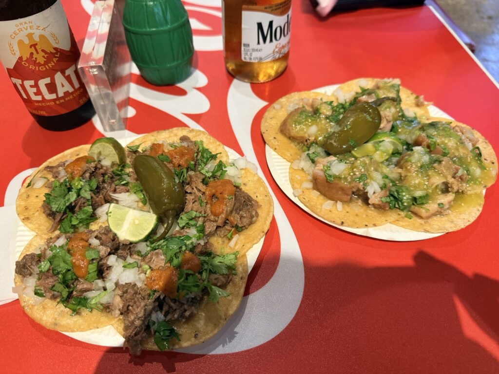 豚と牛のタコスとメキシコビール