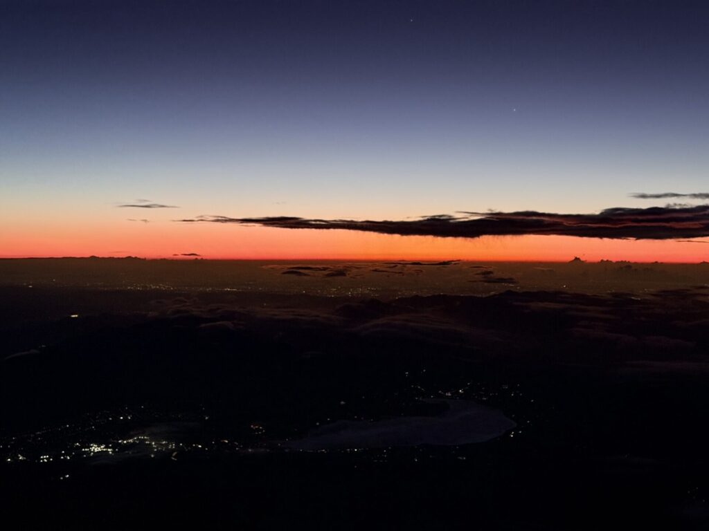 富士山頂の朝焼け