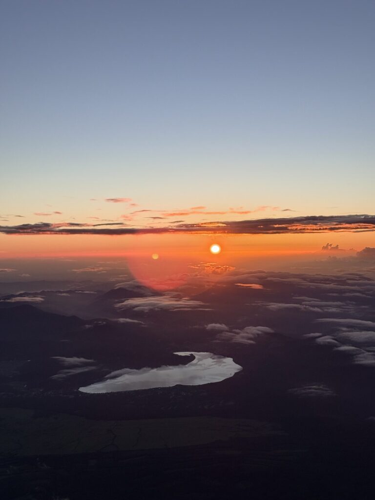 富士山頂から見た御来光と山中湖
