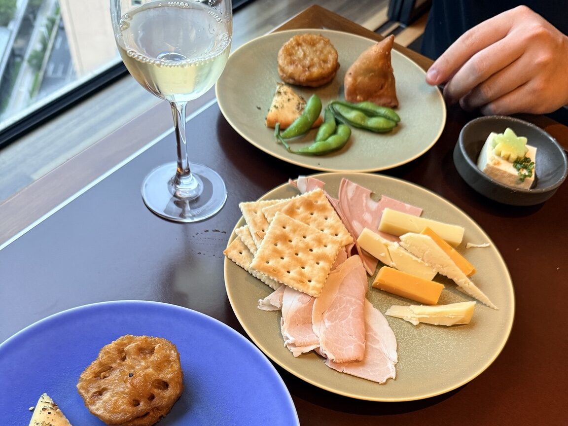 ラウンジのカクテルタイムで選んだ料理とワイン