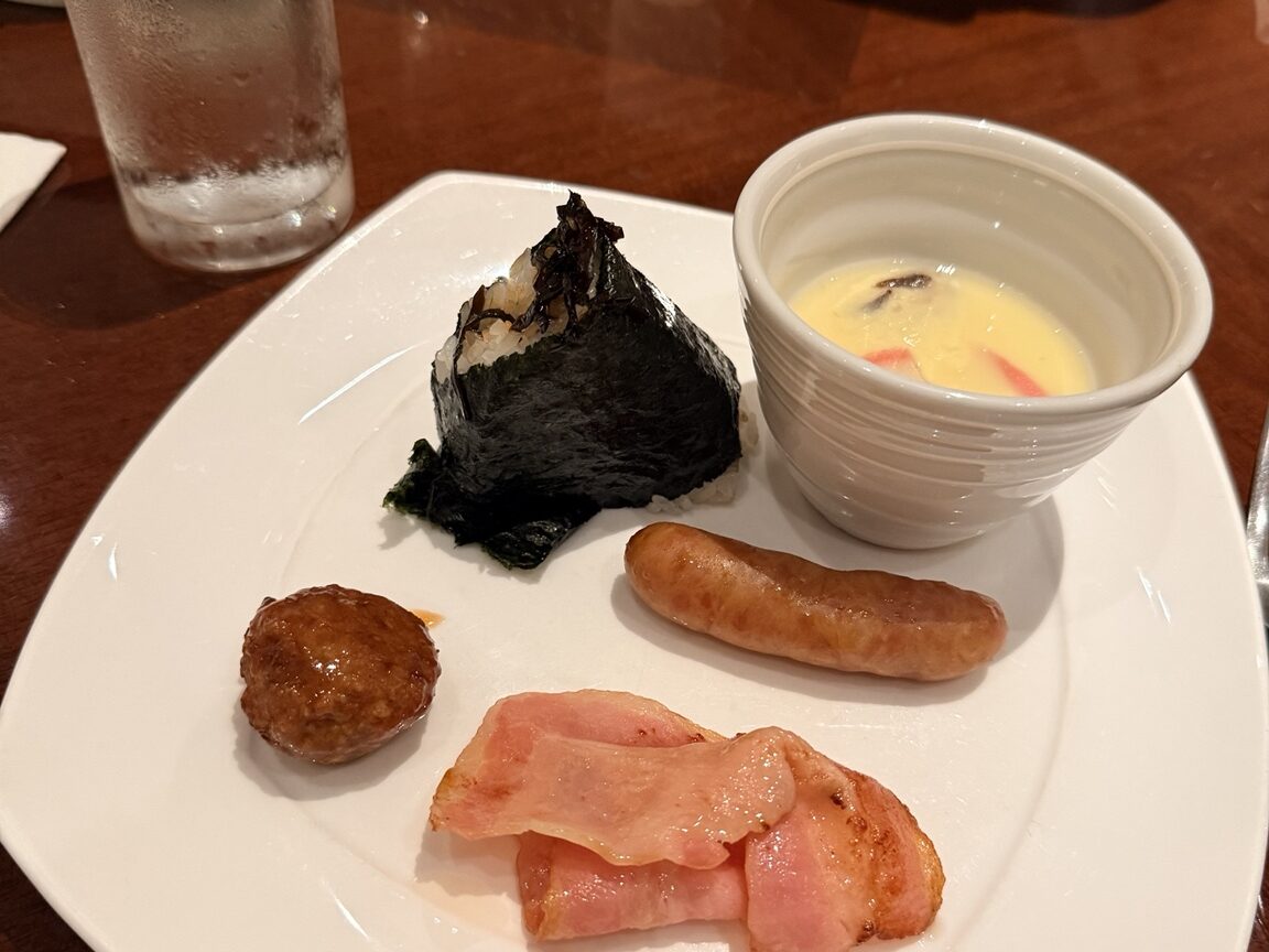 レストランでの朝食。おにぎりと茶碗蒸し