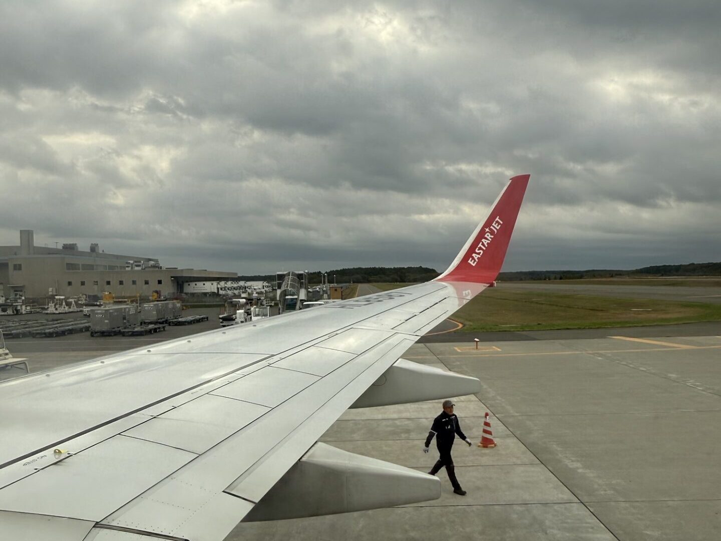 イースター航空の翼と新千歳空港の滑走路