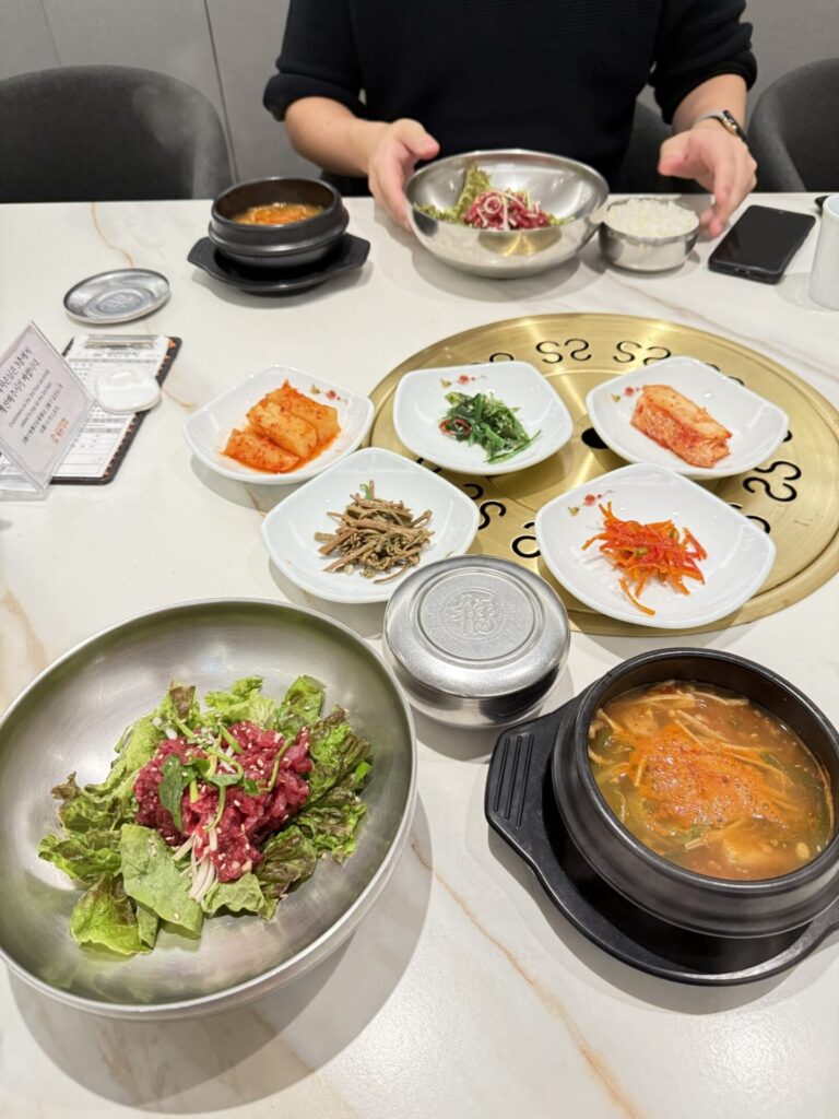 ヨンチャンヨンファのビビンバと韓国料理の付け合わせ