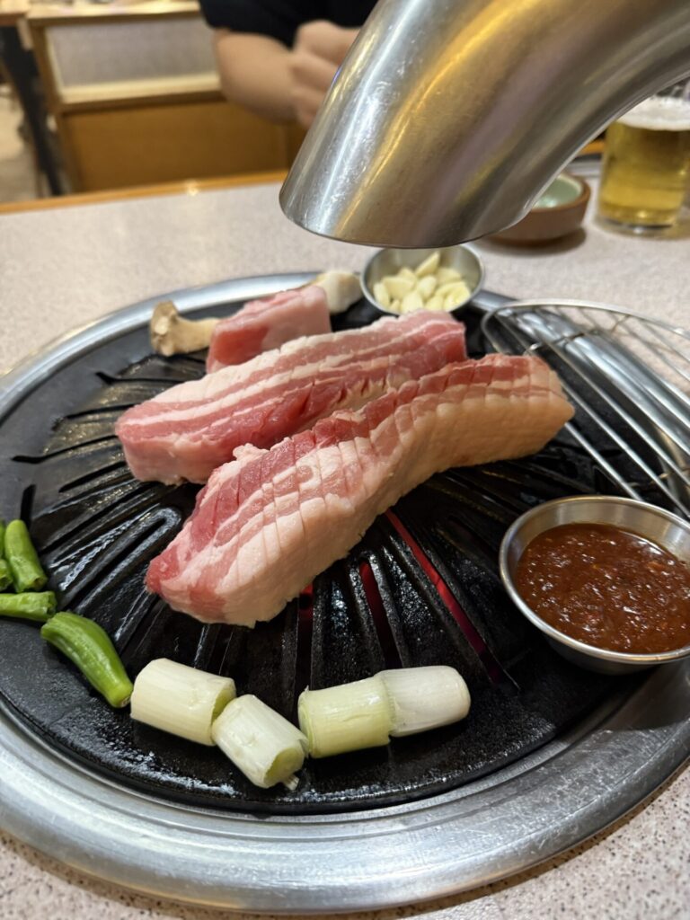 江南のサムギョプサル店で焼く厚切り豚肉