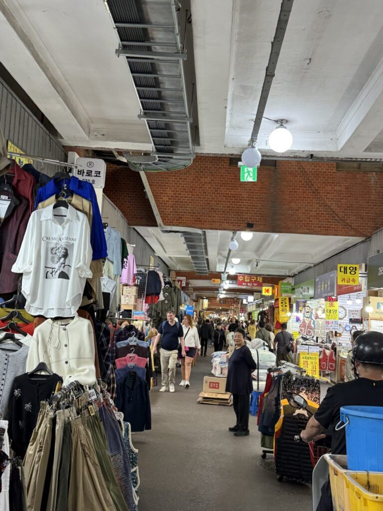 広蔵市場のアーケードを歩く人々