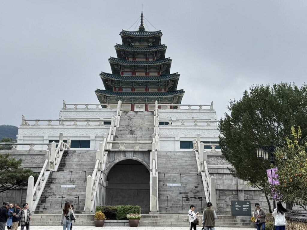 安国エリアで見た韓国国立民俗博物館の五重塔