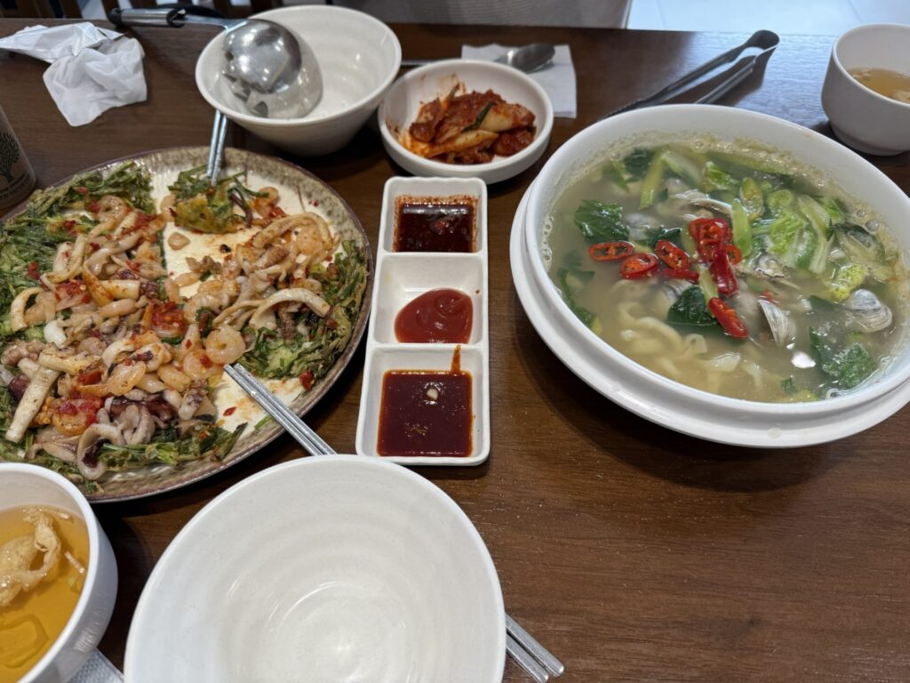 海鮮チヂミとスープが並ぶ昼食のテーブル