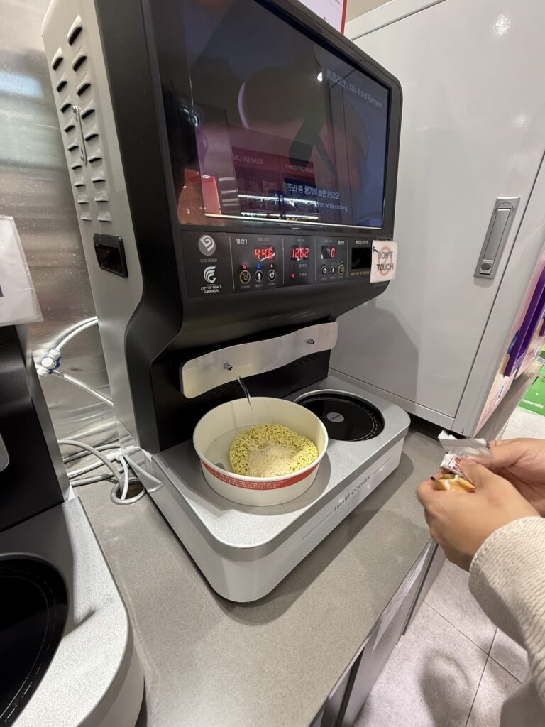 韓国のコンビニにある自動ラーメン調理器