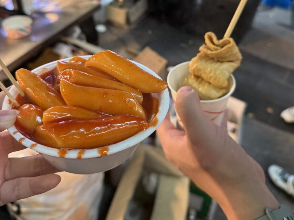 明洞の屋台で食べたおでんとトッポギ