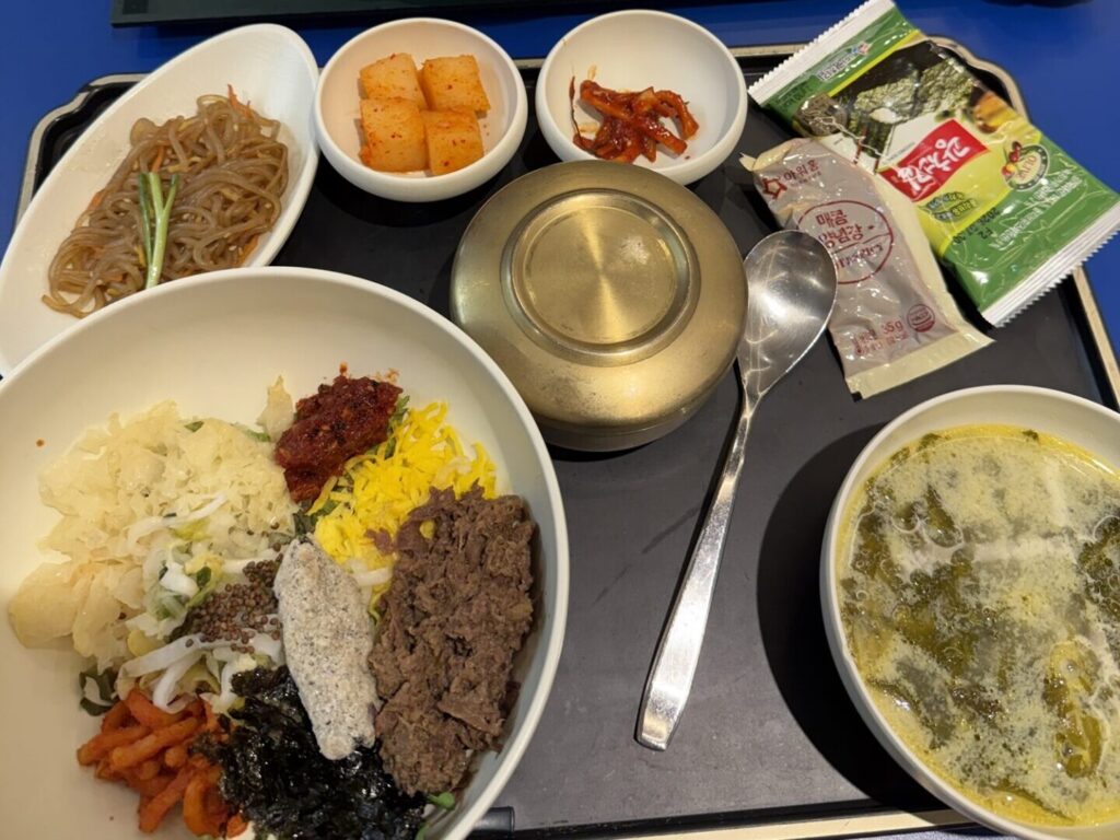 仁川空港のフードコートで食べたビビンバと韓国料理
