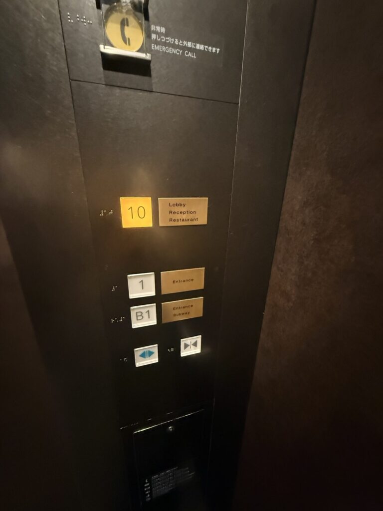 ザ・ゲートホテル札幌のエレベーターホール案内