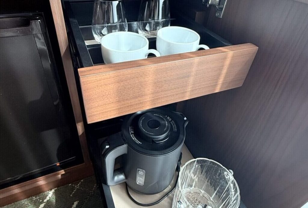 客室のミニバーとコーヒーセット
