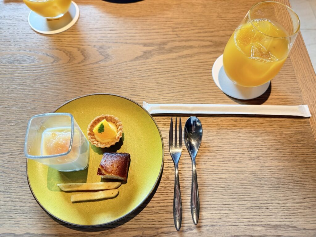ラウンジでいただいたスナックとオレンジジュース
