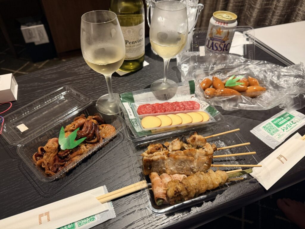 部屋で総菜パーティー