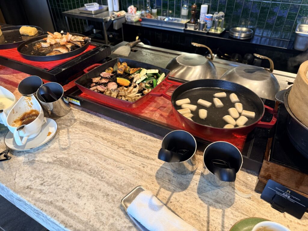 朝食ビュッフェの温かい料理