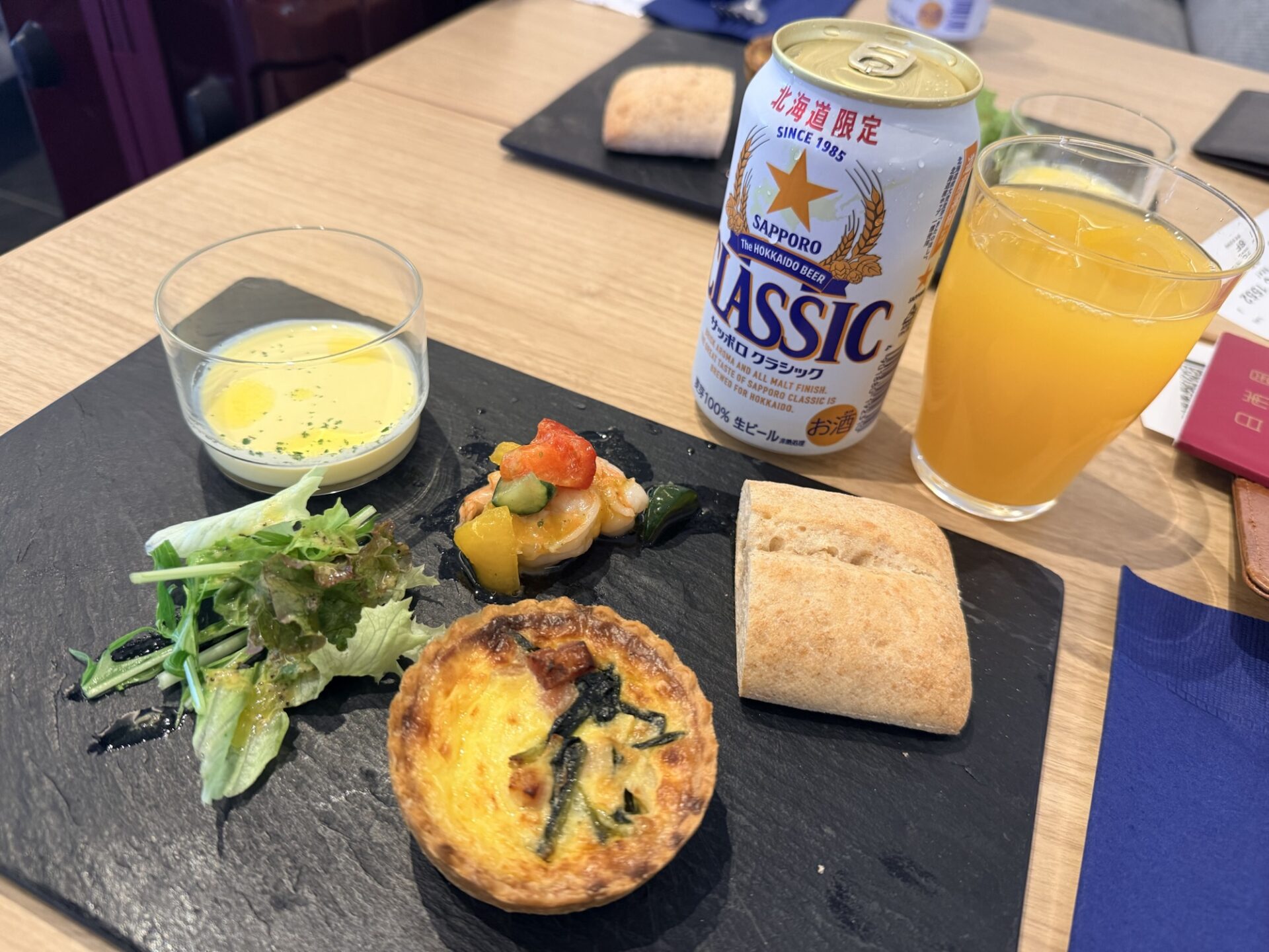 キッシュ、サラダ、スープ、パンとドリンクが並ぶCafe Sky Libraryの食事セット