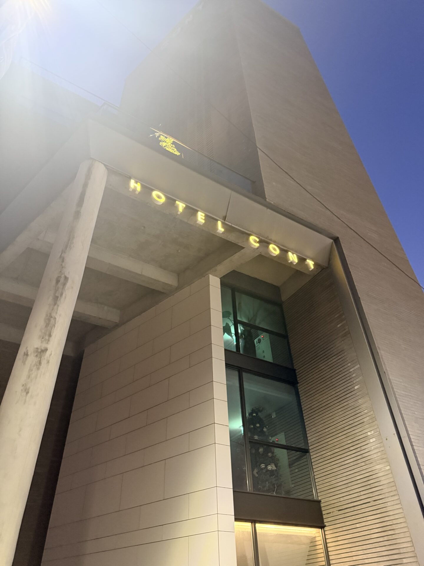 HOTEL CONTの看板があるCont Hotel釜山の建物外観