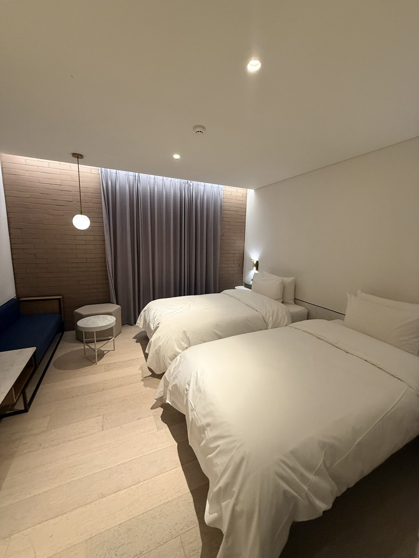 Cont Hotel釜山のスタンダードツインルームに並ぶ2台のベッド