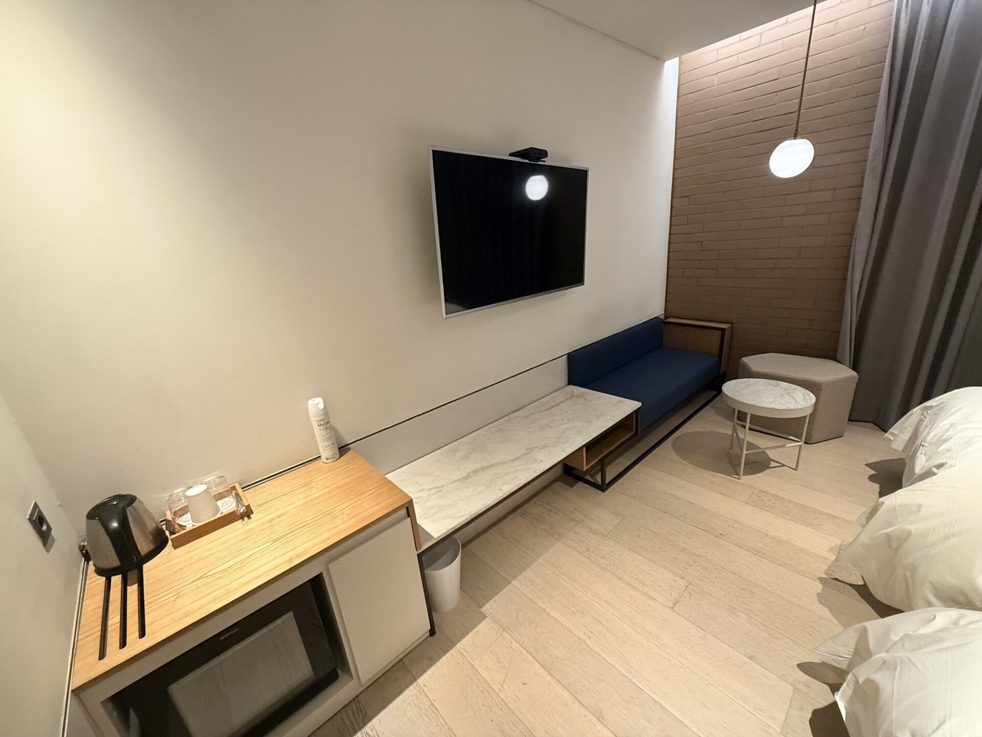 Cont Hotel釜山の壁掛けテレビとデスク、ソファ