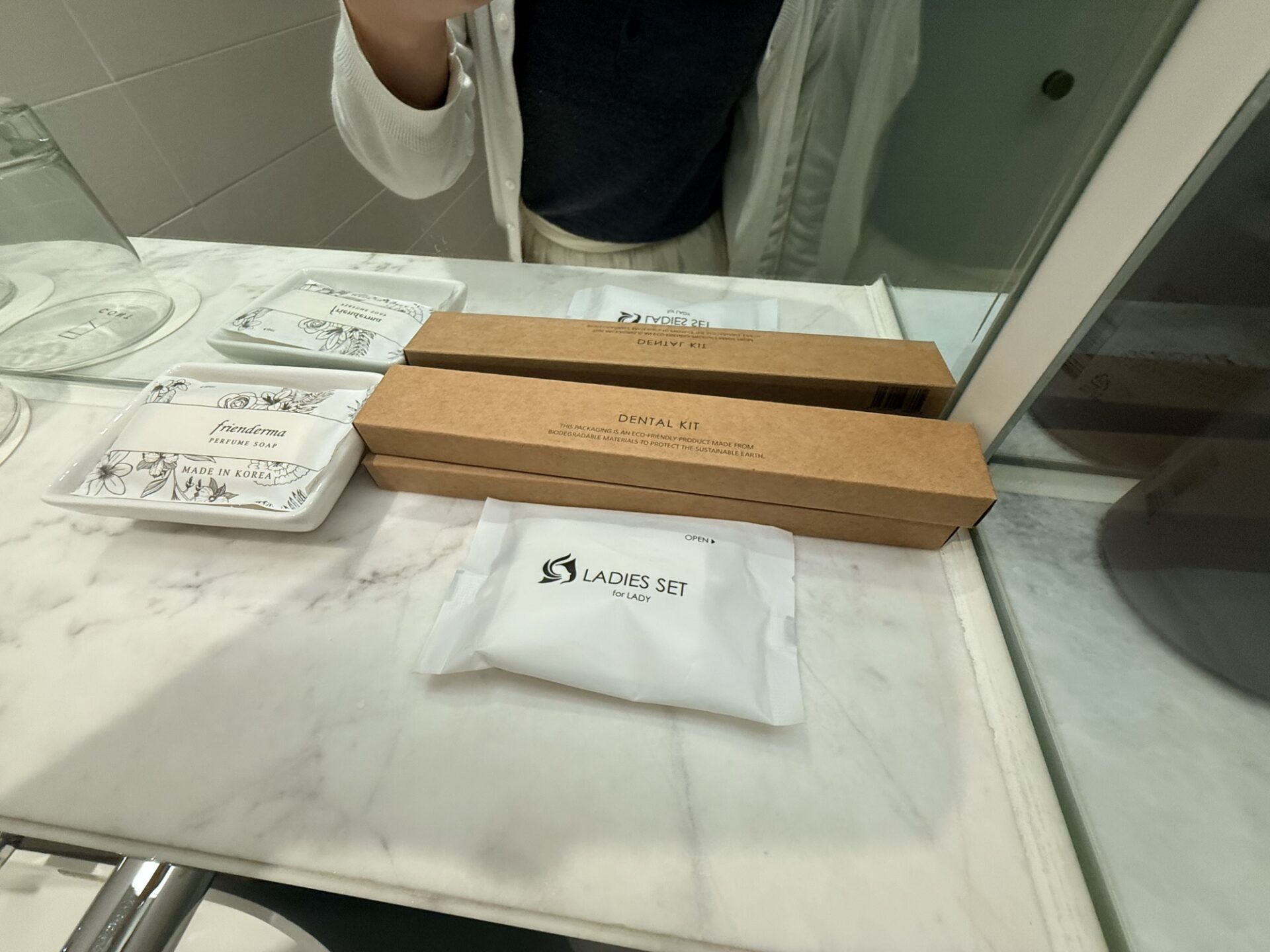 Cont Hotel釜山の洗面台に用意された個包装のアメニティ