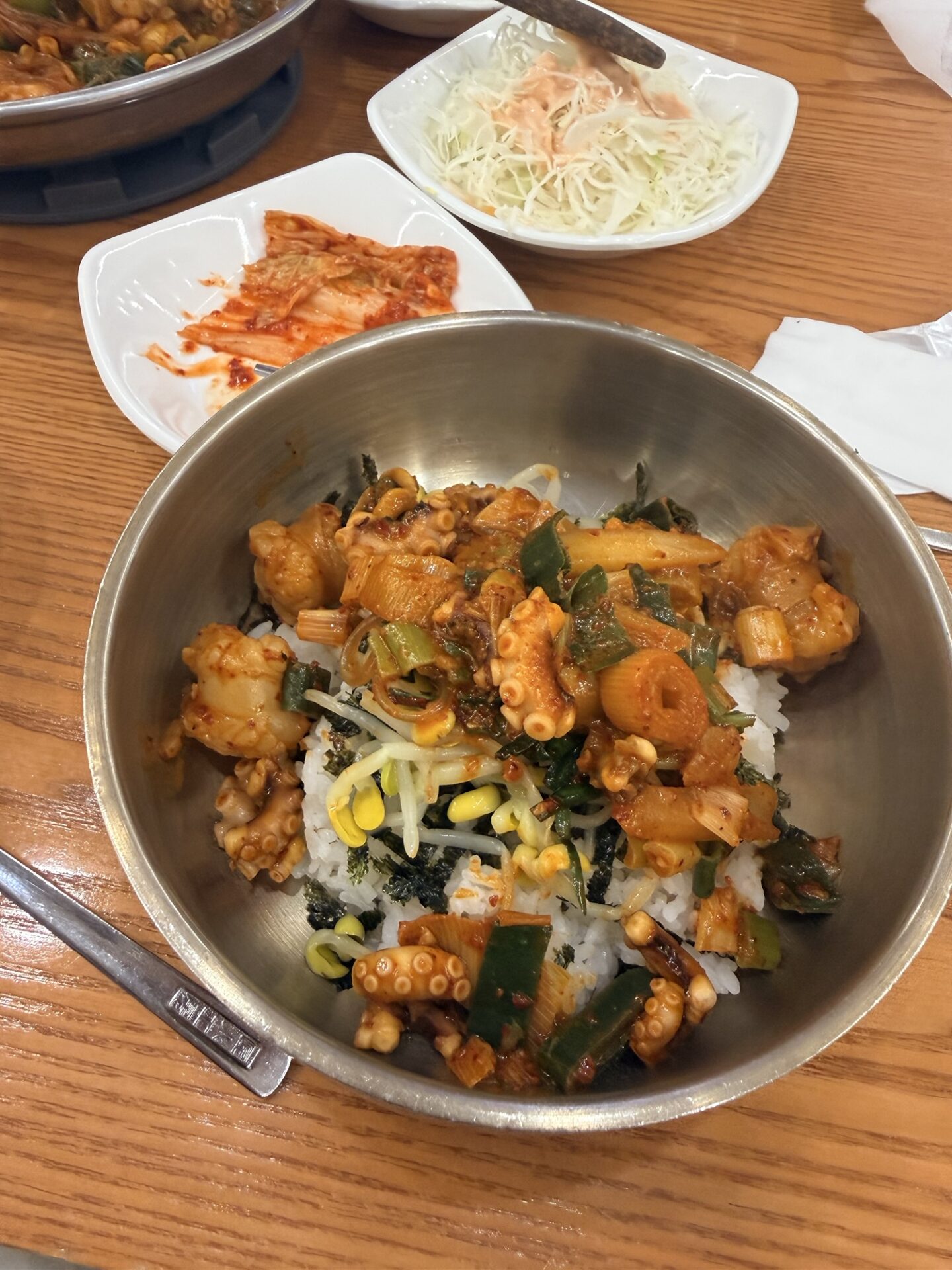 ナッコプセの具とたれをご飯にのせた器