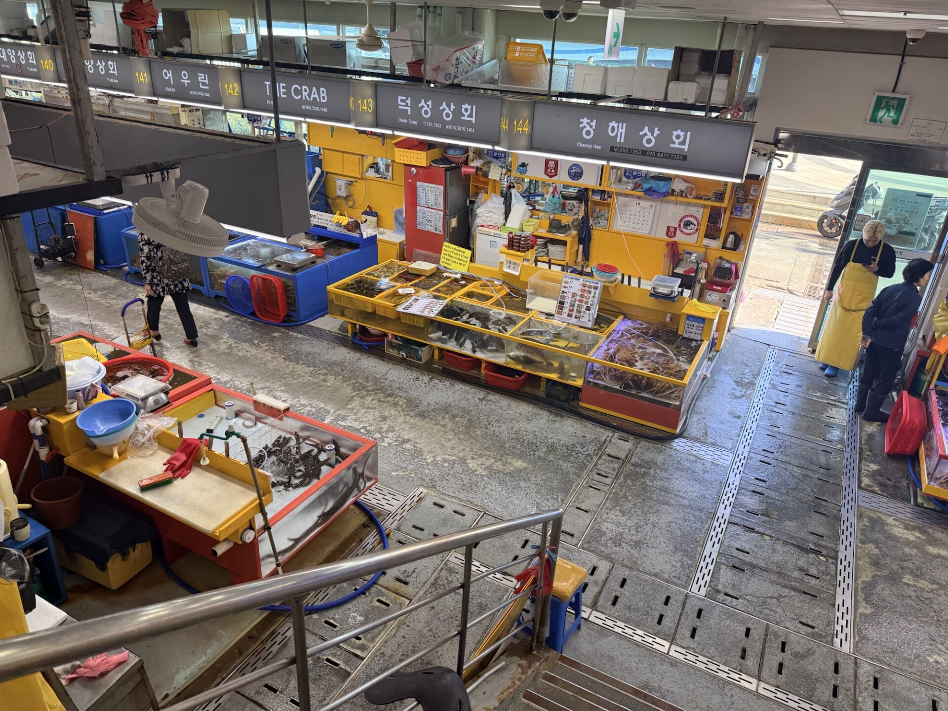 チャガルチ市場の水槽や海鮮売り場が並ぶ通路