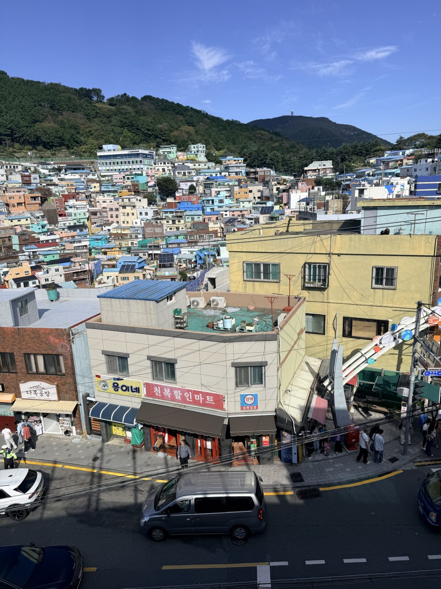 甘川文化村の斜面に並ぶカラフルな家々