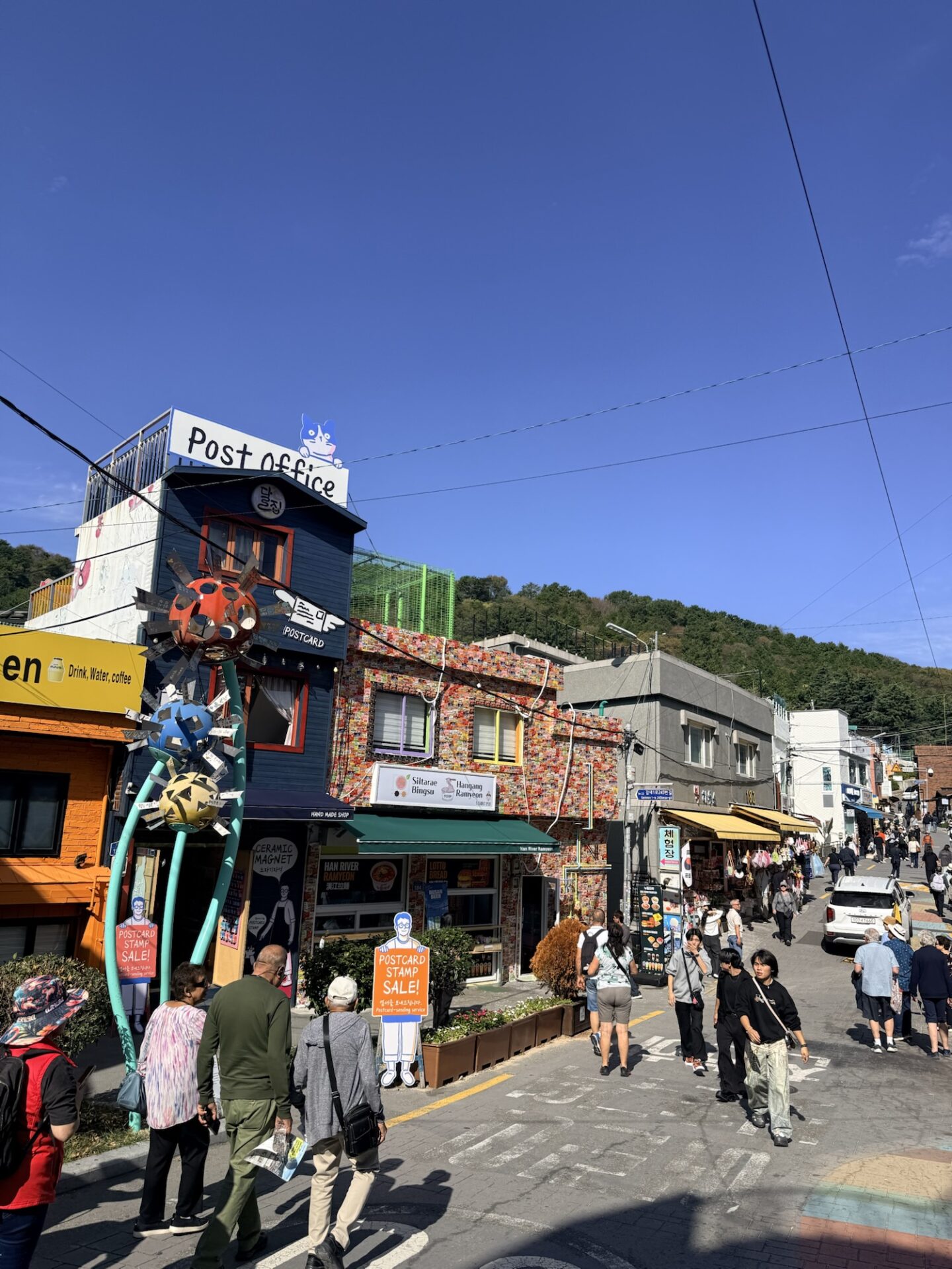 甘川文化村の店が並ぶ通りを歩く観光客