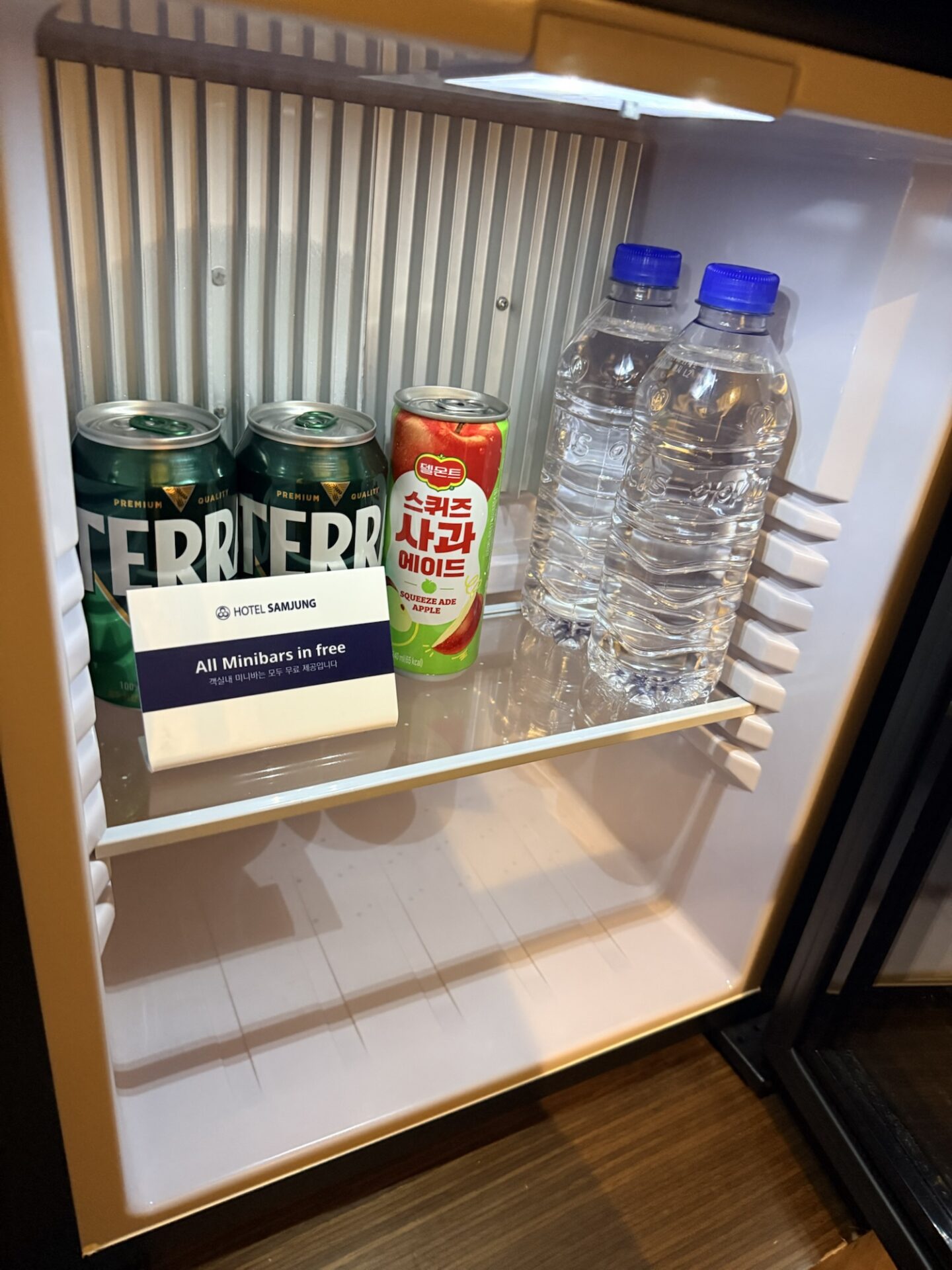 無料ミニバーの案内とテラビール2本、りんごエード、水2本