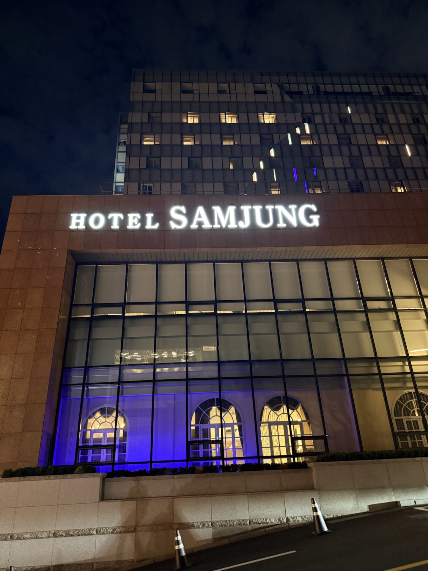 夜のホテルサムジュンの外観とHOTEL SAMJUNGの看板