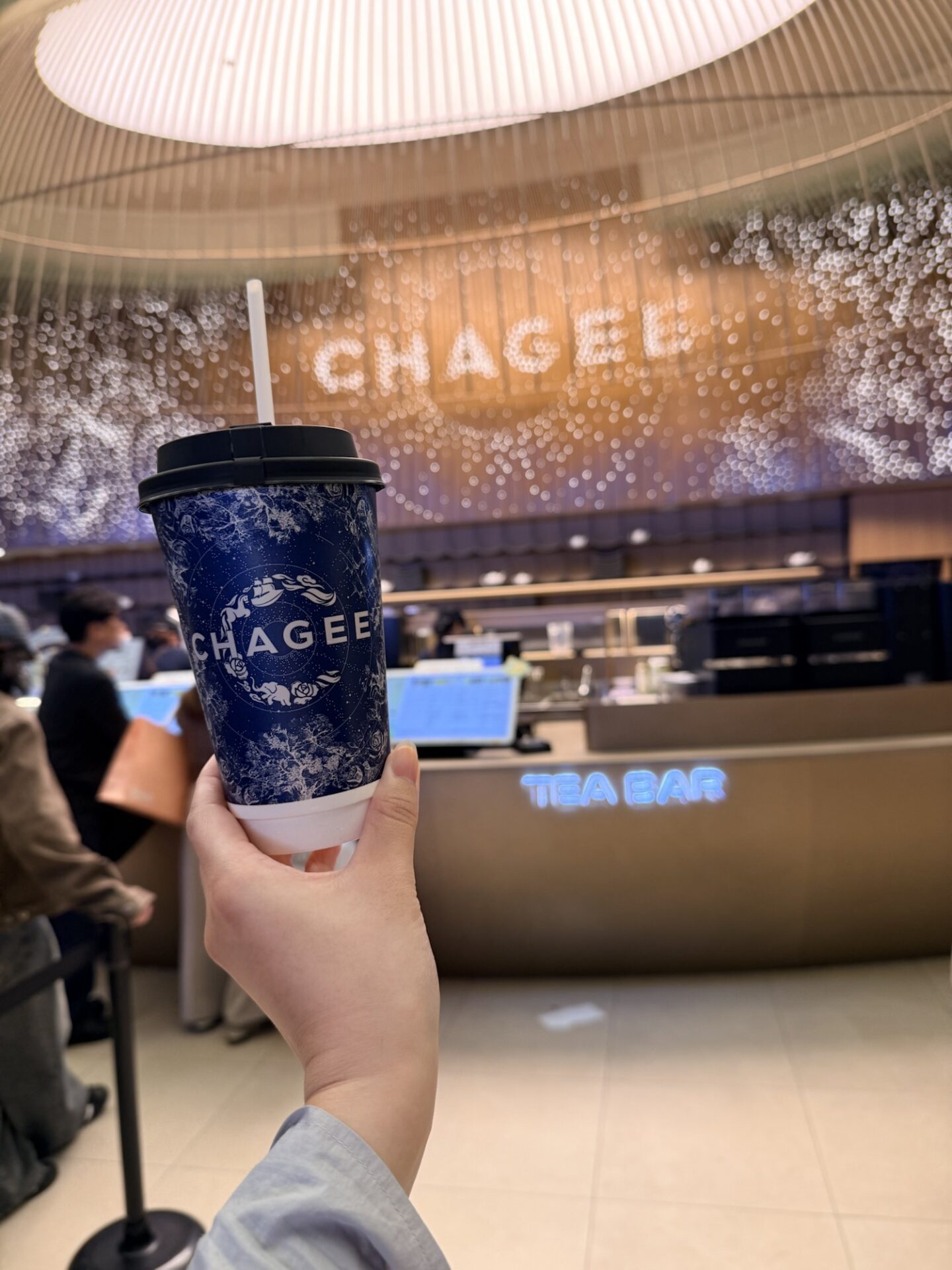 CHAGEEの店内で手に持ったミルクティー