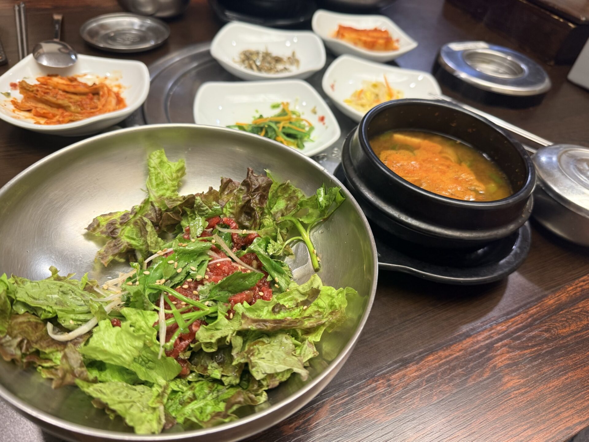 ヨンチョンヨンファのユッケと野菜、汁物、小皿のおかず