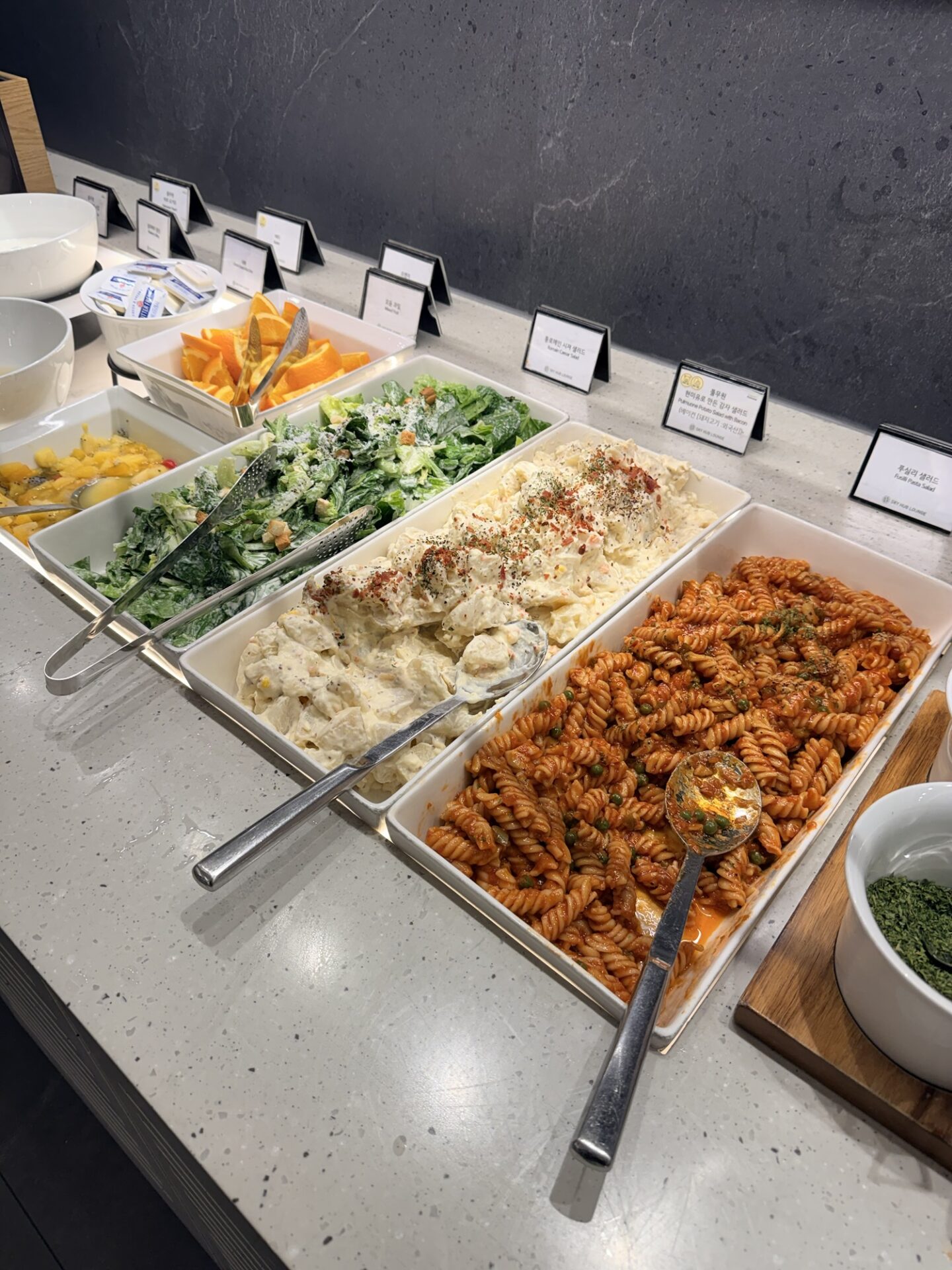 スカイハブラウンジのブッフェに並ぶ料理