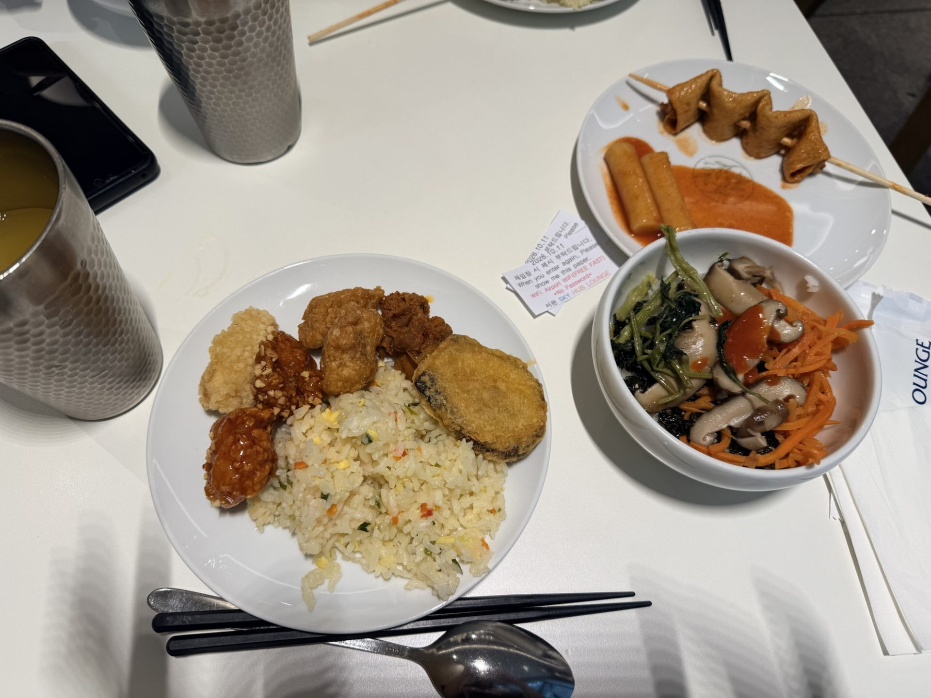 スカイハブラウンジで盛り付けたご飯、チキン、野菜とおでん